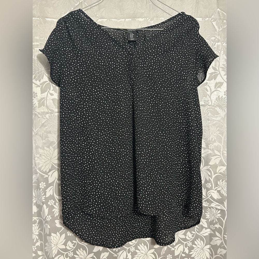 Jones New York Black Polka Dot Blouse - Size M (Short Sleeve, 100% Polyester).